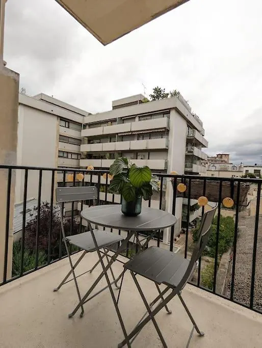 Apartment Charmant Studio Avec Balcon Et Vue Tour Eiffel Paris France